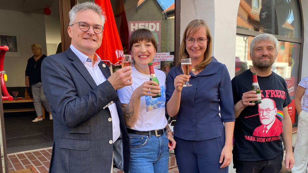 Stadtratsvorsitzender Guido Henke, Heidi Reichinnek, Eva von Angern und David Schliesinger bei der Eröffnung der Bürogemeinschaft in Haldensleben.