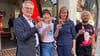Stadtratsvorsitzender Guido Henke, Heidi Reichinnek, Eva von Angern und David Schliesinger bei der Eröffnung der Bürogemeinschaft in Haldensleben. 