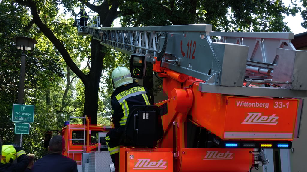 Drehleiter-Übung der Feuerwehr in Wittenberg