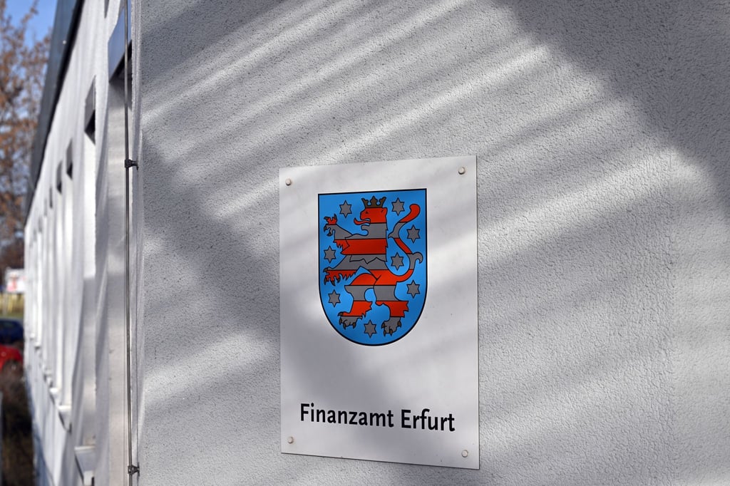 Sie prüfen künftig etwa Steuererklärungen aber auch Betriebe: 106 frisch ausgebildete Finanzfachkräfte stehen ab dem 1. September in den Startlöchern für Thüringens Finanzämter. (Archivbild)