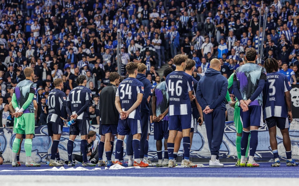 Herthas Profis müssen ein lautes Pfeifkonzert über sich ergehen lassen.