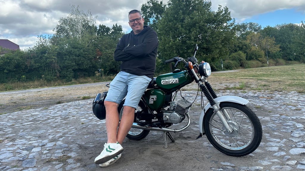 Steffen Gericke auf seiner Simson in Biederitz in billiardgrüner Optik.