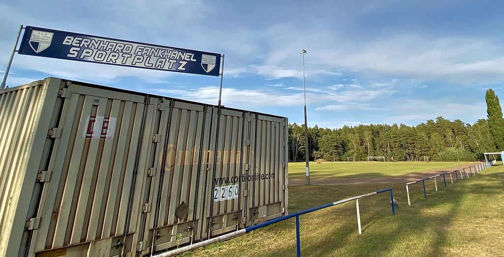 Auf dem „Bernhard-Fankhänel-Sportplatz“ in Kakerbeck soll mehr Platz zum Trainieren für die Nachwuchsfußballer geschaffen werden. Dafür muss die Weitsprunggrube weichen.