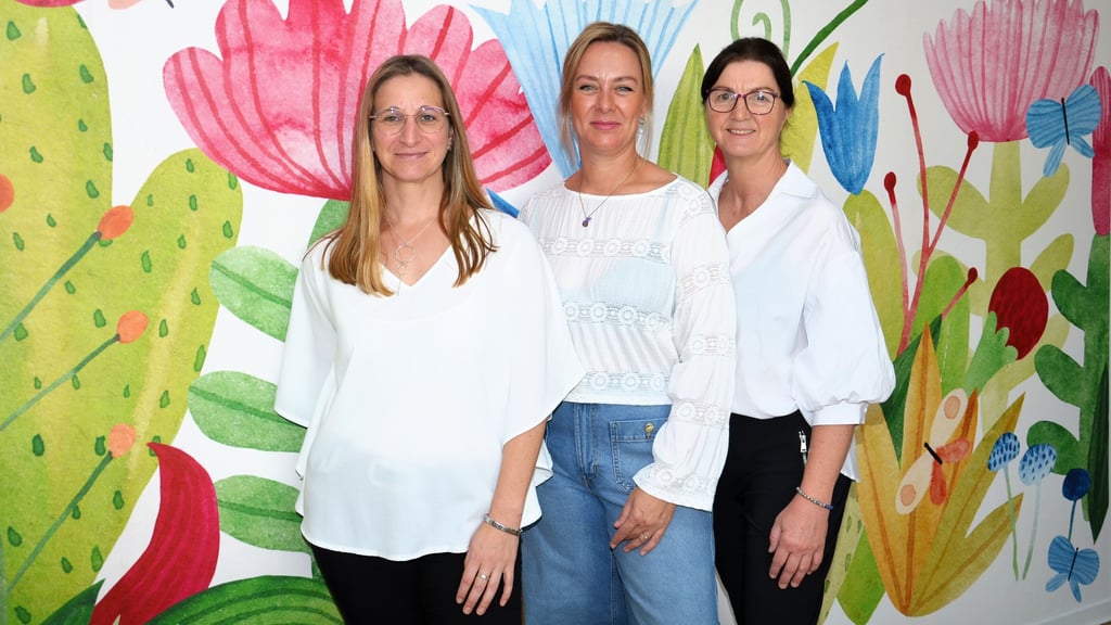 Kinderärztin Alexandra Ernst (Mitte) eröffnet in Zerbst eine neue Praxis. Erster Sprechtag ist am 1. September. Ihr zur Seite stehen die medizinisch-technische Fachangestellte Jana Freier (l.) und Arzthelferin Inis Gräßler.