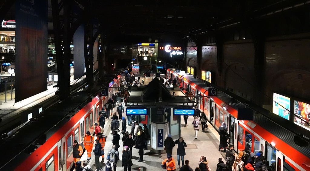 Die Bahn empfiehlt während der Sperrung auf U-Bahnen oder Regionalzüge auszuweichen. (Archivbild)