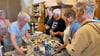 Einmalig hatte das Café im Sonnenschloss Walbeck geöffnet und lockte Dutzende Besucher an. Sandra Schlichting (2.v.li.) von „Sandra's Süßes Törtchen“ war für Kaffee und Kuchen verantwortlich.