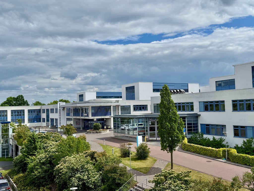 Blick auf das Städtische Klinikum in Dessau.