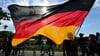 Die AfD im Sächsischen Landtag will die Deutschlandfahne vor jeder öffentlichen Schule wehen sehen.