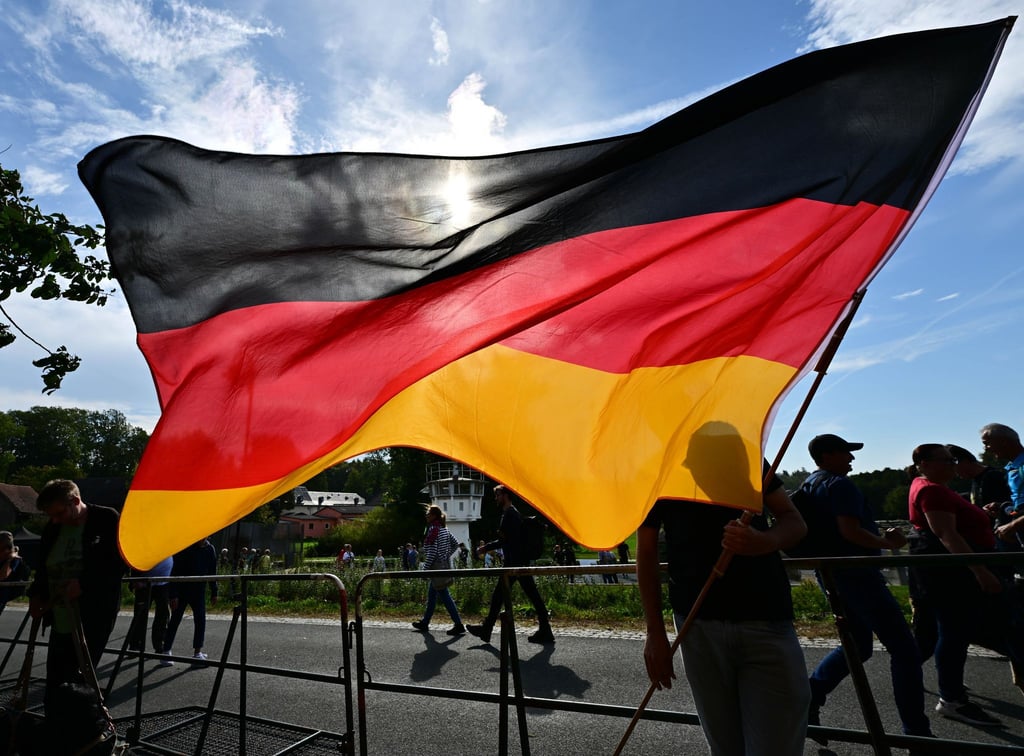 Die AfD im Sächsischen Landtag will die Deutschlandfahne vor jeder öffentlichen Schule wehen sehen.