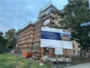 Das Logenhaus an der Weitlingstraße ist eingerüstet. Dieses Objekt ist Teil einer geplanten Großinvestition, die auch das Grundstück einer Kita beinhaltet.