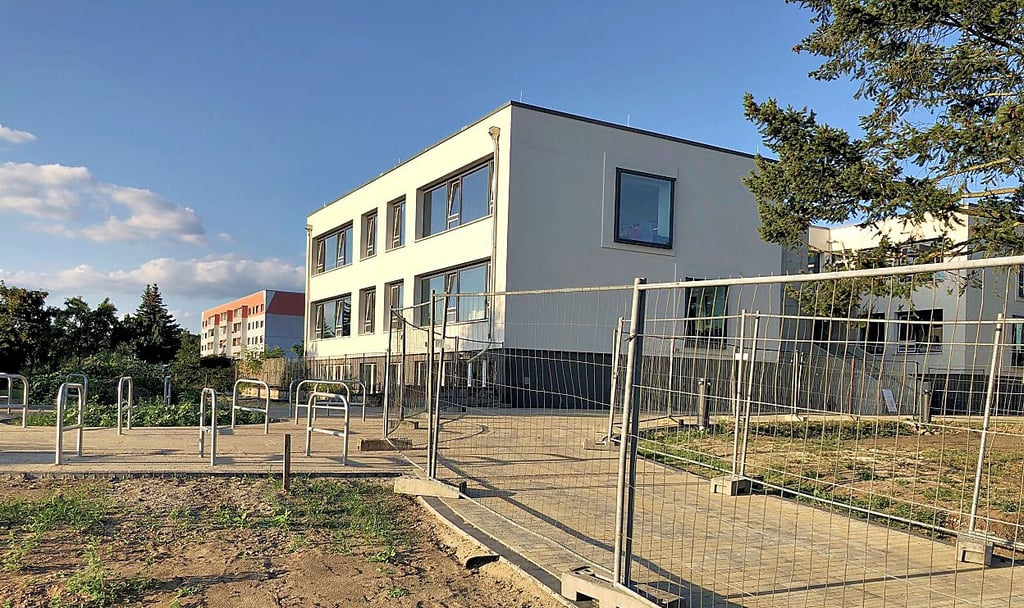 Noch immer sind die Außenanlagen am neuen Roßlauer Hortstandort im Fliederweg nicht fertig gestaltet.