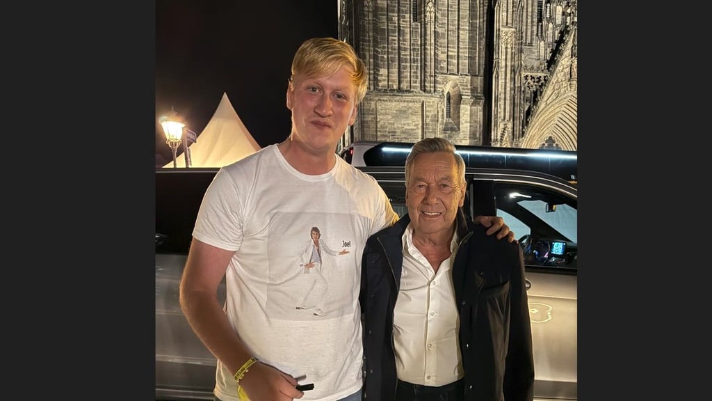 „Ein unvergesslicher Moment“: In Magdeburg trifft Joel Gandert sein großes Idol Roland Kaiser – dessen Lieder er selbst voller Leidenschaft singt.