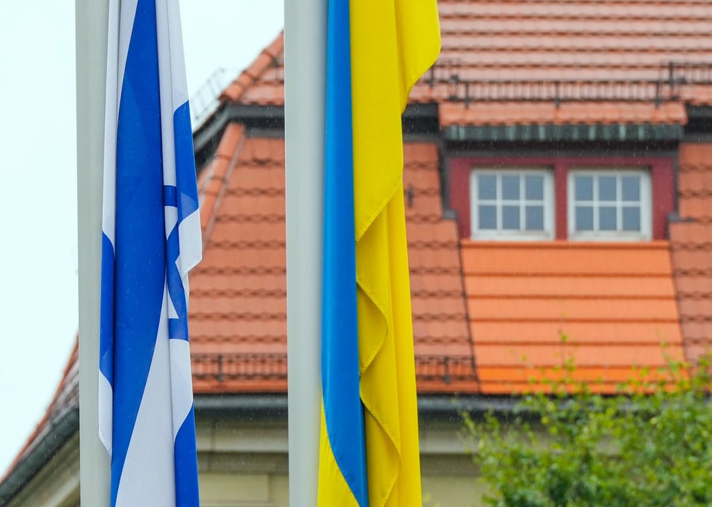 Das Bündnis Sahra Wagenknecht (BSW) im Brandenburger Landtag kritisiert die Dauerbeflaggung an der Staatskanzlei in Potsdam aus Solidarität mit Israel und der Ukraine.