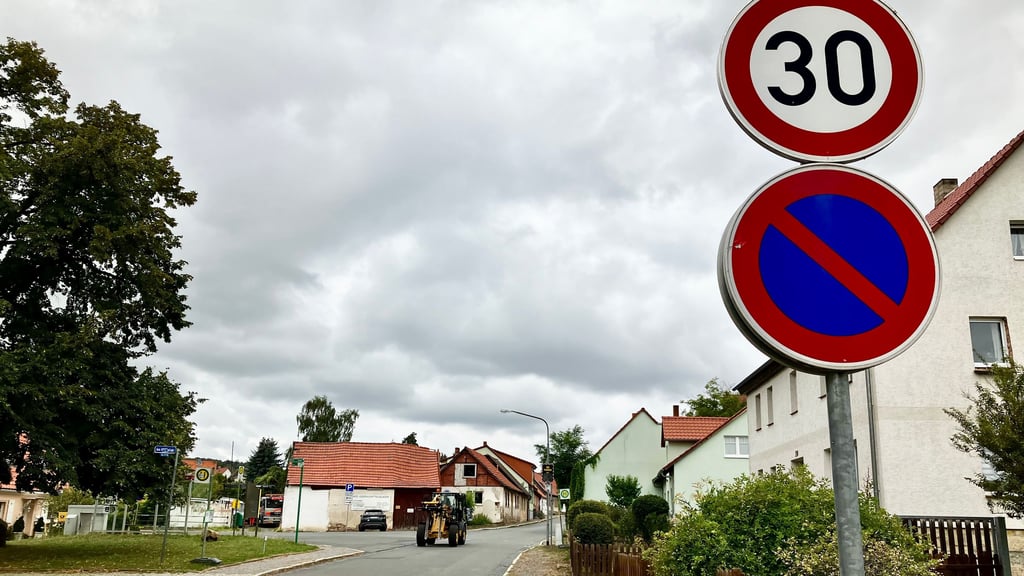 Ein Schild verweist auf die 30er-Zone an der Ortsdurchfahrt in Opperode. Im Ort werden mehr Hinweisschilder gefordert, um die Gehwege an der Hauptstraße sicherer zu machen.