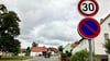 Ein Schild verweist auf die 30er-Zone an der Ortsdurchfahrt in Opperode. Im Ort werden mehr Hinweisschilder gefordert, um die Gehwege an der Hauptstraße sicherer zu machen.