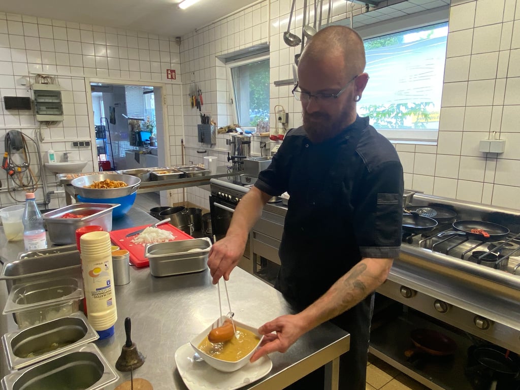 Christoph Thiem ist seit Juni als Koch in der Bauernscheune Hohenseeden angestellt.