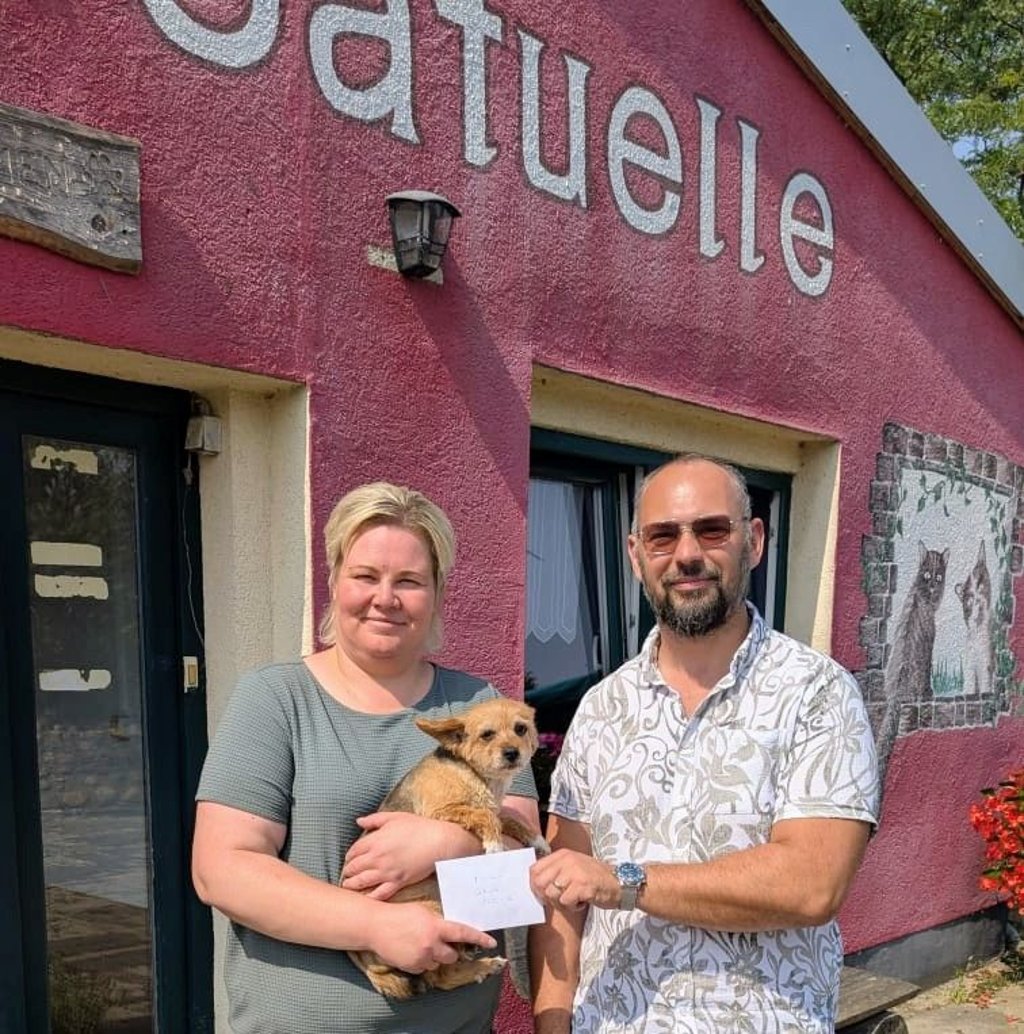 Der Sprecher der Interessengemeinschaft Schermcke, Khi Pa Landgraf, übergibt die Spenden vom Schermcker Haus- und Hofflohmarkt an das Tierheim Satuelle