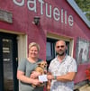 Der Sprecher der Interessengemeinschaft Schermcke, Khi Pa Landgraf, übergibt die Spenden vom Schermcker Haus- und Hofflohmarkt an das Tierheim Satuelle 