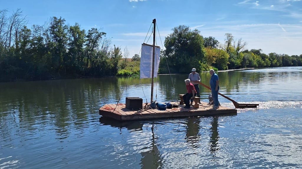 Mit einem selbstgebauten Floß will der Verein Hallische Hanse Halle als Salzstadt noch bekannter machen. Zum Laternenfest wird das neue Wasserfahrzeug erstmals mal zum Einsatz kommen.