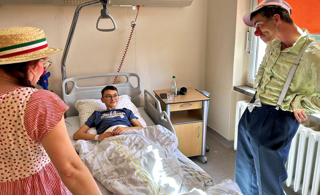 Gelungene Abwechslung: Hannes freut sich über den spontanen Besuch.