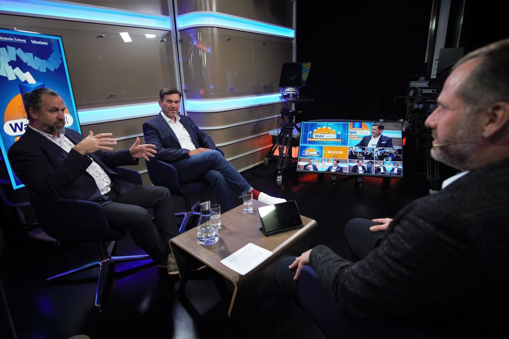 Wie klappt Wohnen im SLK: Mike Eley (links) und Michael Haßkerl (Mitte) beim Live-Talk in „Wahl lokal“