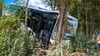 Der Bus kam nach dem Unfall erst im Gebüsch an einer steilen Böschung zum Stehen.