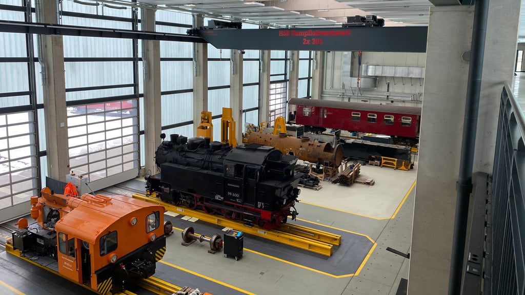 Blick in die neue Dampflok-Werkstatt der Harzer Schmalspurbahnen in Wernigerode.