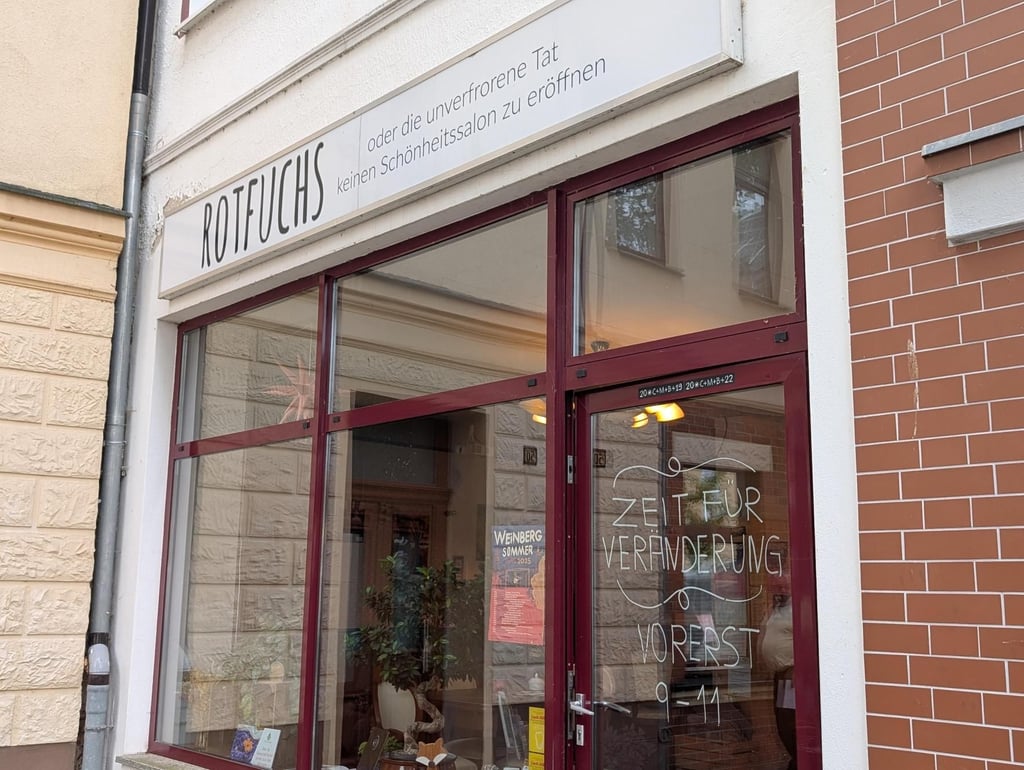 Das Café Rotfuchs in Burg: „Zeit für Veränderung“ prangt an der Scheibe am Eingang - das gilt auch allgemein für die Gastro-Branche, will sie weiter überleben.