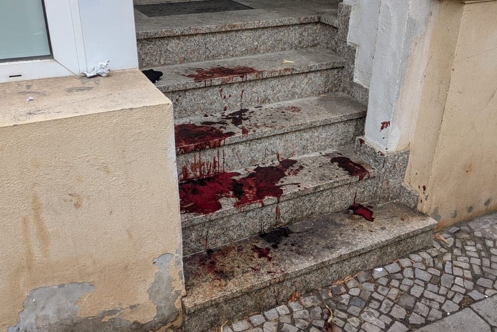 Blutflecken an einem Hauseingang in Magdeburg-Sudenburg. Die Polizei ermittelt, doch der Fall ist widersprüchlich.