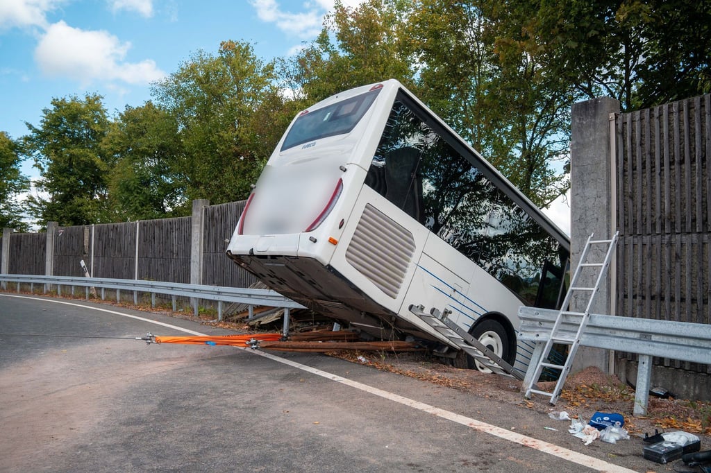 Der Bus brach in einer Kurve durch die Leitplanke und die Schallschutzwand.