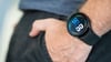 Smartwatch am Handgelenk: Regelmäßige Tragepausen helfen der Haut, sich zu regenerieren.