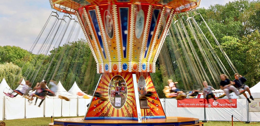 Mit Schwung übers Festgelände: Schon zum Start lockte das Kettenkarussell auf der Würfelwiese.