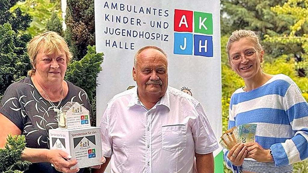 Monika und Dittmar Mäder (von links) übergeben Anika Brantien die Spende für das Hospiz.