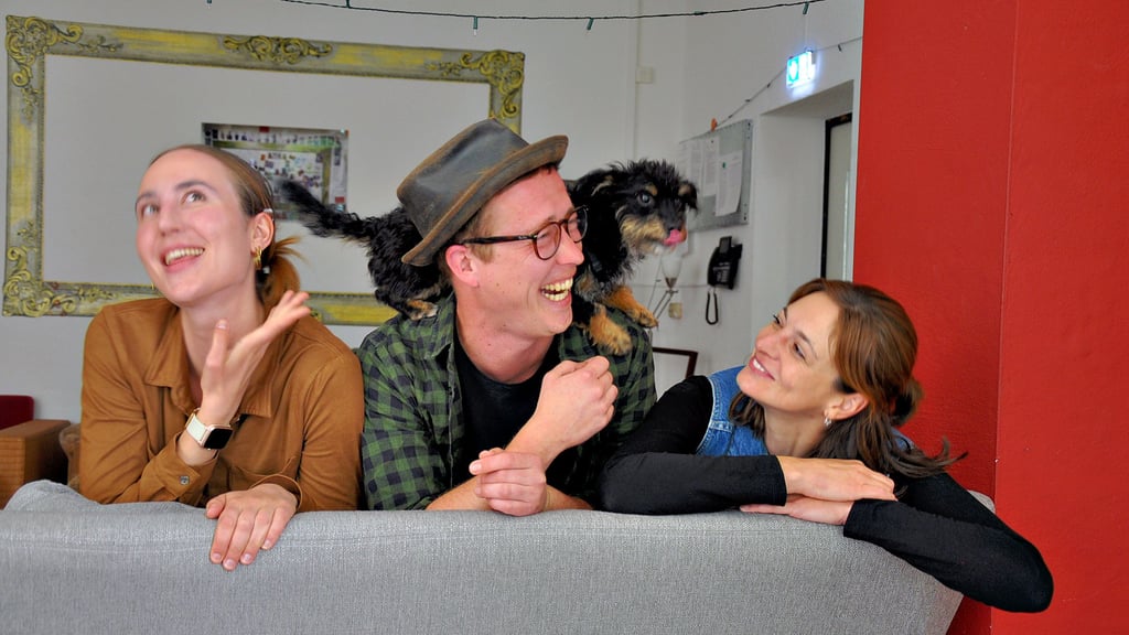 Sie sind die drei Neuen im Theater der Altmark in Stendal (von links): Tara Oestreich, Marcel Kaiser mit Hündin Frieda und Barbara Weiß. Die Stimmung untereinander passt.