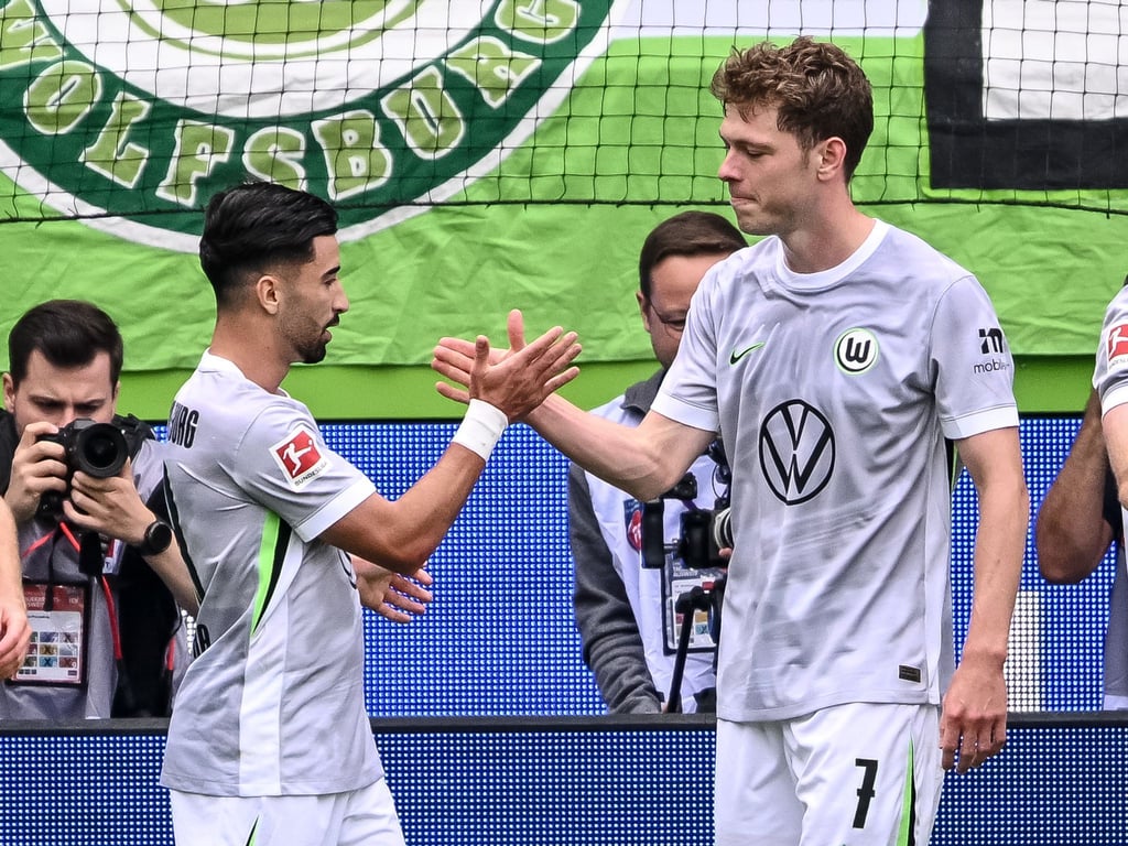 Bleibt er oder geht er? Wolfsburg-Stürmer Mohammed Amoura (l).
