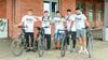 Eike Koch, Mirko Gadge, Michael Trebesius, der das Begleitfahrzeug steuert, Christian Trebesius und Andy Lienecke (von links) erkunden einen Teil des Saale-Radweges. Start ist am Haldensleber Bahnhof. 