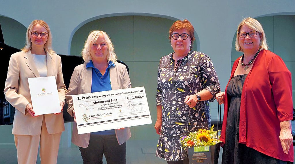 Ehrende Worte und ein Scheck: Katja Hahnemann von Henglein (2.v.l.) nimmt in Halle den Landesintegrationspreis von Ministerin Petra Grimm-Benne (2.v.r.) entgegen. Was passiert mit dem Geld?