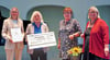 Ehrende Worte und ein Scheck: Katja Hahnemann von Henglein (2.v.l.) nimmt in Halle den Landesintegrationspreis von Ministerin Petra Grimm-Benne (2.v.r.) entgegen. Was passiert mit dem Geld?