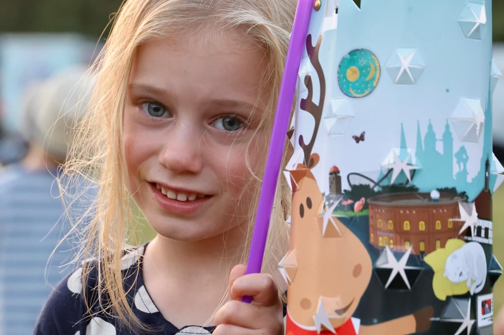 Gleich geht es richtig los: Die vierjährige Finja war zum ersten Mal beim Laternenumzug dabei.
