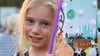 Gleich geht es richtig los: Die vierjährige Finja war zum ersten Mal beim Laternenumzug zum Laternenfest in Halle dabei.