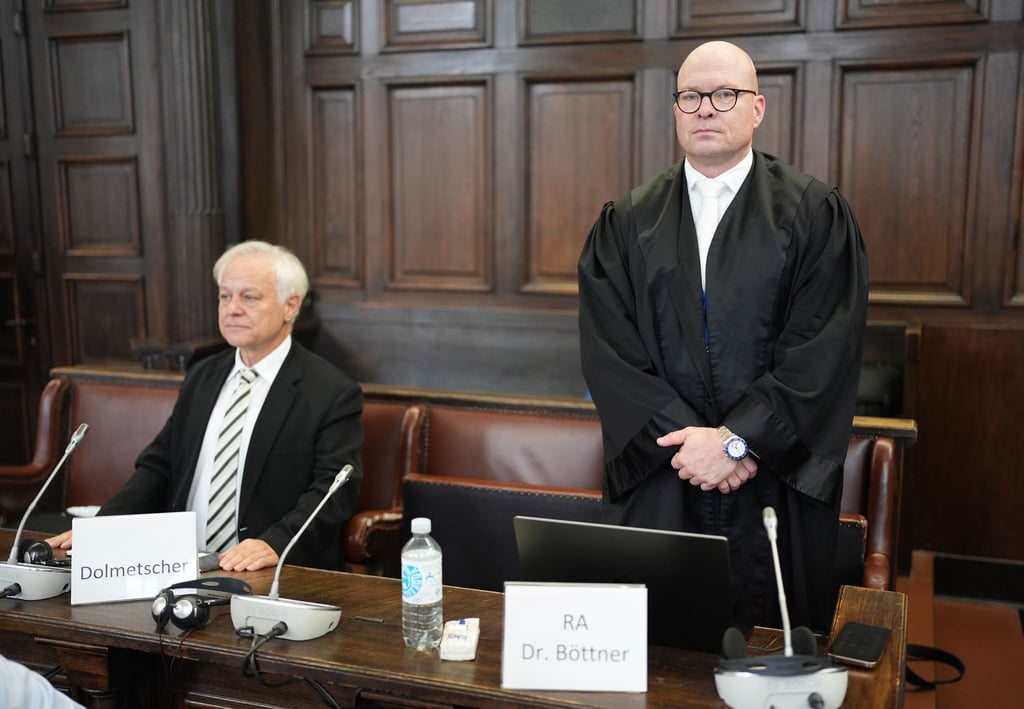 Sascha Böttner (r.) ist der Verteidiger des israelischen Angeklagten.
