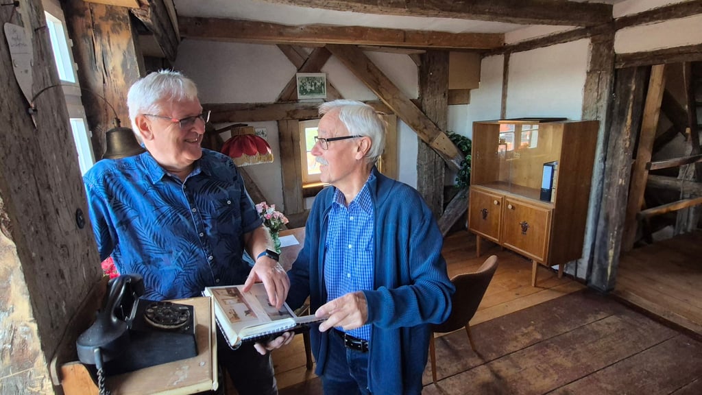 Jürgen Bentzius (l.) und Manfred Seifert in der Türmerwohnung, die sie mit eingeräumt haben. Anfang der 1950er hatte die Türmerin ein Telefon bekommen.