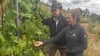 Franziska Zobel Hauptrebschutzwartin der Winzervereinigung Freyburg und Gerd Hornickel im Weinberg Silberthal.  