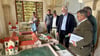 Kulturminister Rainer Robra (4.v.l.) sieht sich auf der Konradsburg ein Modell der Burg an. Die Nordscheune soll ein neues Dach bekommen. 