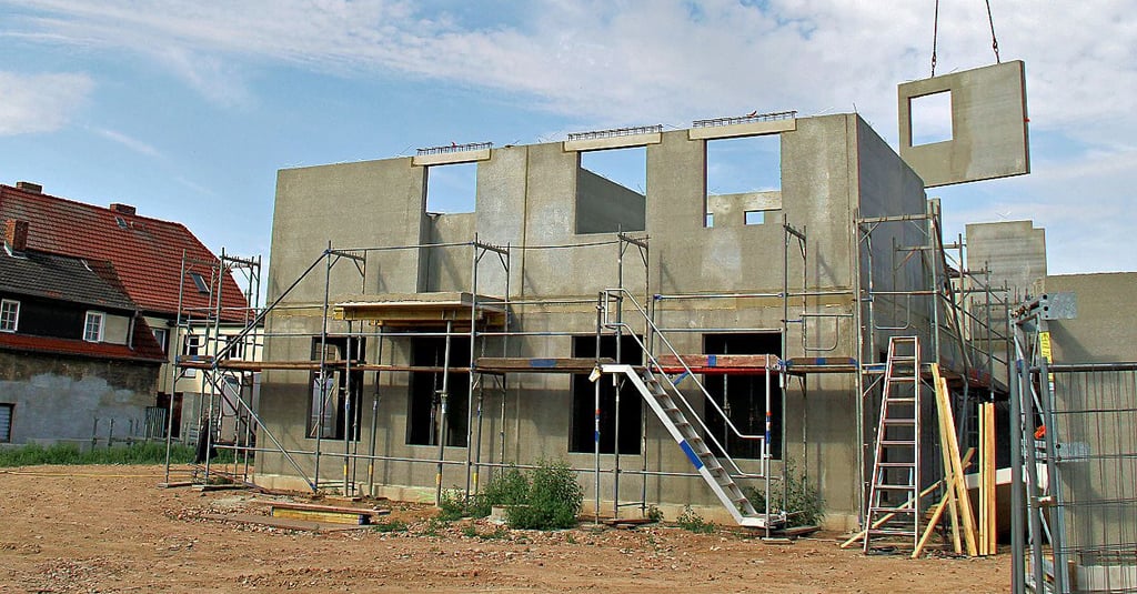 Auf dem im Volksmund sogenannten „Lambrecht“-Grundstück geht es schon in die Höhe. Vorausgegangen waren dem Neubau umfangreiche Abrissarbeiten.