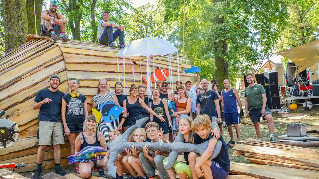 Auf dem Alten Friedhof zimmern die Vereinsmitglieder von Kephera unter dem Motto "Korallenklang und Wellentanz" eine Unterwasserwelt.