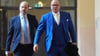 Der Anwalt des israelischen Angeklagten, Sascha Böttner (r.), auf dem Weg ins Gericht.