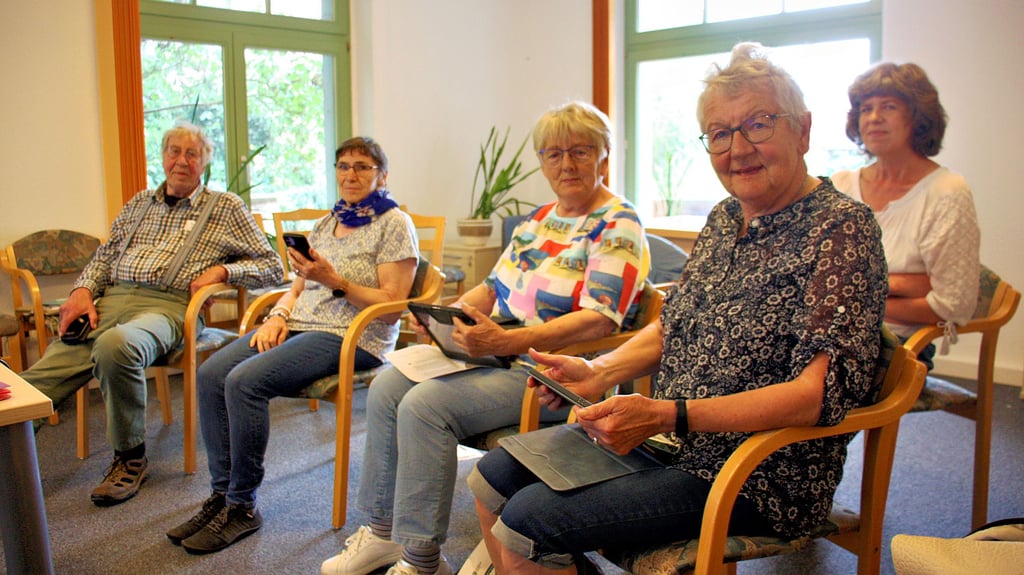 Angelika Schneider (vorn rechts) lernt in Osterburg mit anderen Senioren, ihr Tablet richtig zu benutzen.