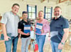 Tobias Schmidt (links) und Andreas Braun (2. von links) aus Wolmirsleben wurden Dienstagnachmittag vom Vorsitzenden des Vereins LAG Börde, Bode, Auen , Michael Stöhr sowie von der Laeder-Managerin Gudrun Viehweg im Saal des Dorfgemeinschaftshauses  Groß Börnecke als neue Mitglieder aufgenommen. 