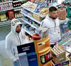Die Polizei erhofft sich mit dem Fahndungsaufruf Hinweise zu diesen beiden Männern.